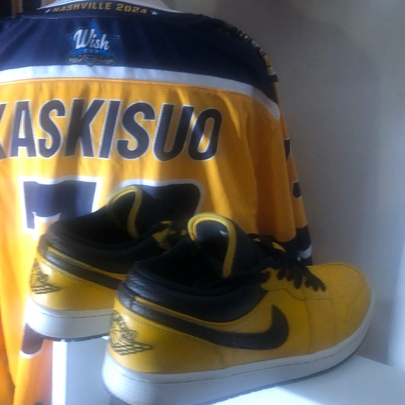 Nike Air Jordan’s 1’s Yellow and Black, like new still. I really good condition - Picture 11 of 13